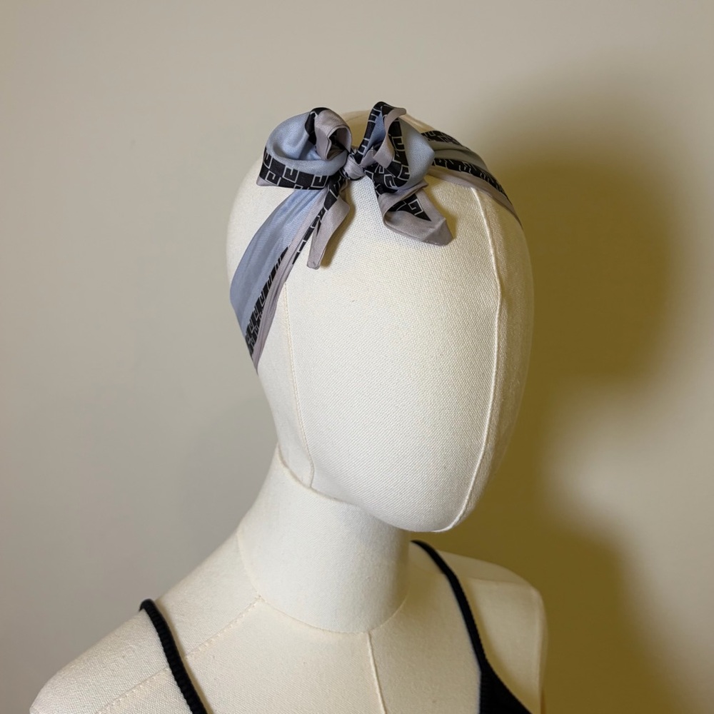 Chic & Versatile Geometric Twilly Scarf (NWT)
